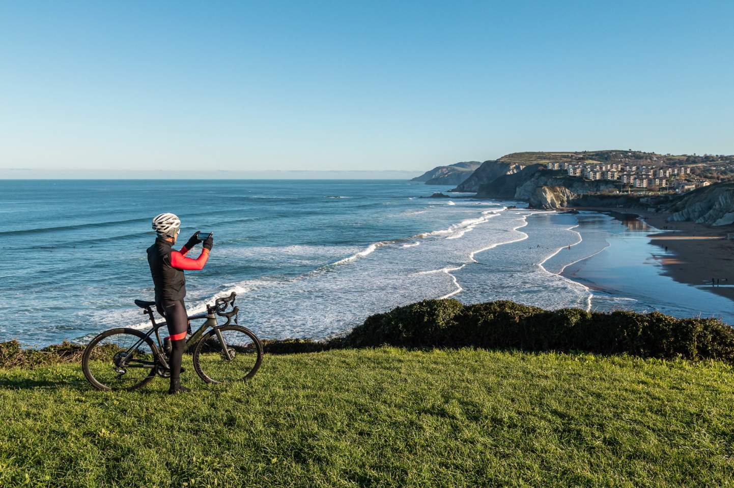 Ciclista toma una bonita imagen en sopela junto al mar